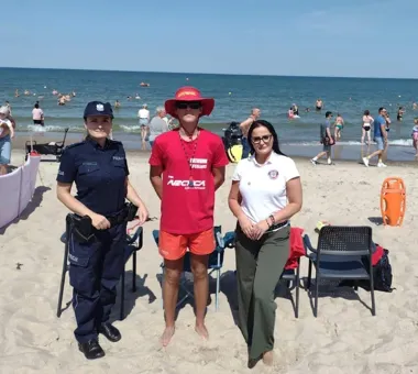 Policjanci, ratownicy i sanepid przypomnieli na plaży w Mielnie o zagrożeniach