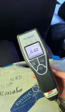 Dwie osoby za kierownicą po alkoholu. Jeden kierujący woził pasażerów