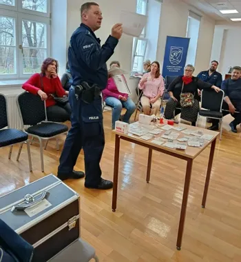 Koszalin - policjanci pokazali rodzinom zastępczym walizkę pełną niepokojących imitacji