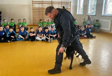 Koszalińscy policjanci weszli do szkoły z psem i ostrzeżeniem przed siecią
