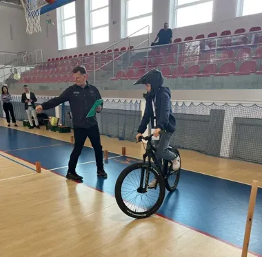 W Świeszynie dzieci walczyły o awans, a policja pilnowała każdego manewru